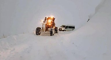 Erzincan'da kar ve tipiden 503 köy yolu ulaşıma kapandı