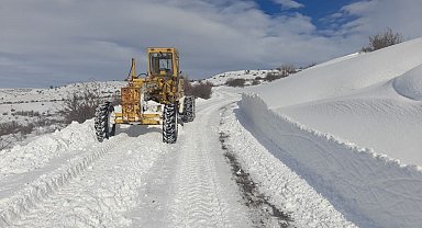 Erzincan'da kardan kapanan köy yolları yeniden açılmaya başlandı