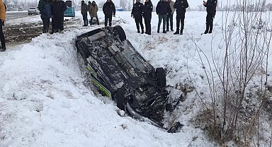 Erzincan'da polis aracı şarampole uçtu: 2 polis yaralandı