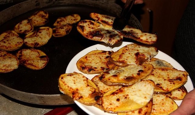 Erzincan'da soğuk kış gecelerinin sıcak lezzeti kaşarlı patates