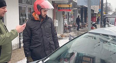 Erzincan'da su tahliye borusu park halindeki aracın üzerine düştü