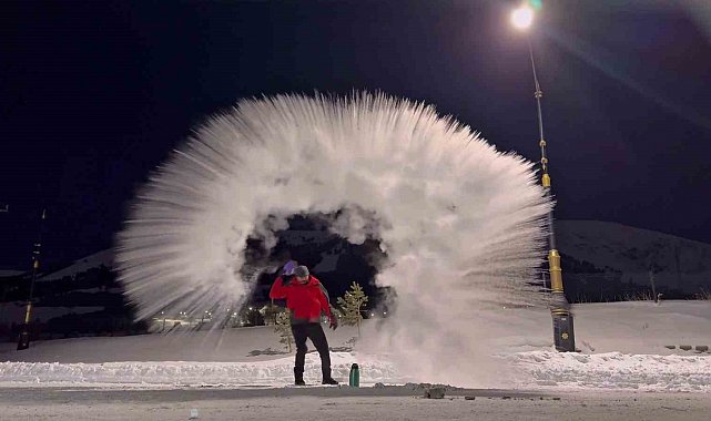 Erzurum'da kaynar su havada dondu