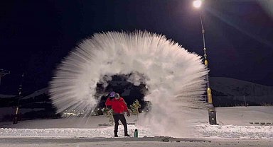 Erzurum'da kaynar su havada dondu