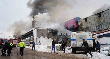 Erzurum'daki mobilya üretimi yapan iş yerinde çıkan yangın öncesi meydana gelen patlama güvenlik kamerasında