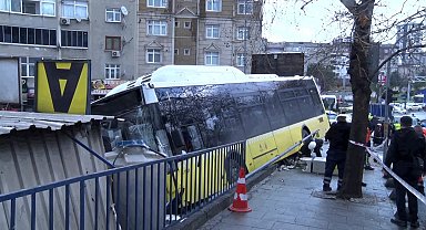 Esenler'de İETT Otobüsünün direksiyon hakimiyetini kaybetmesi sonucu otoparka daldı. Olay yerine çok sayıda ekip sevk edildi.