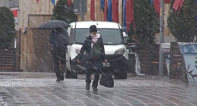 Esenler'de kar yağışı