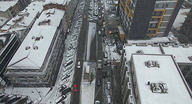 Esenyurt'ta kar yağışı etkili oluyor, beyaza bürünen bölge havadan görüntülendi