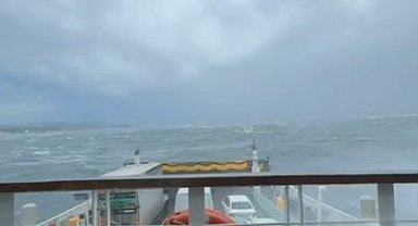 Eskihisar iskelesine yanaşamayıp sürüklenen arabalı feribot güvenli bölgede fırtınanın geçmesini bekliyor