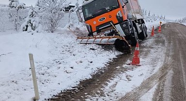 Eskişehir'de kar küreme aracı yoldan çıktı