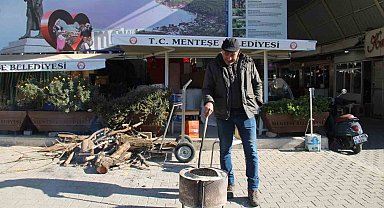 Esnaflar dondurucu soğuğa karşı çareyi ateş yakmakta buldu