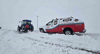 Evde doğum yapan anne ve bebeği, saatler süren çalışmanın ardından kurtarıldı