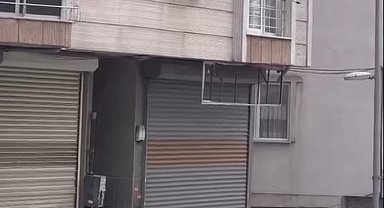 Eve kitlenen genç kadın kendini camdan attı; O anlar kamerada