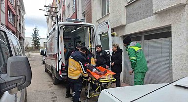 Evinde düşen 86 yaşındaki kadını polis kapıyı kırarak kurtardı