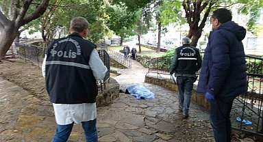 Evinin önündeki parkta ölü bulundu