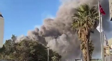 Fabrikada yaşanan patlamayla yükselen duman paniğe neden oldu