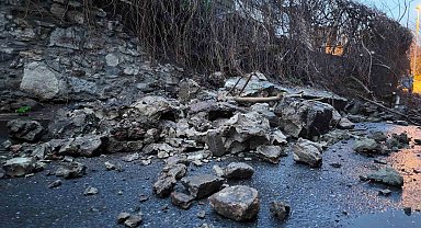 Fatih'te istinat duvarı çöktü