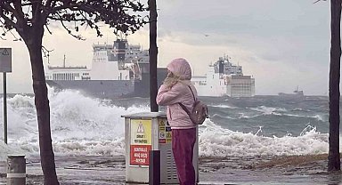 Fatih'te lodos nedeniyle adeta denizle kara birleşti