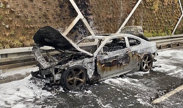 Fatih'te otomobil yol ortasında alevlere teslim oldu