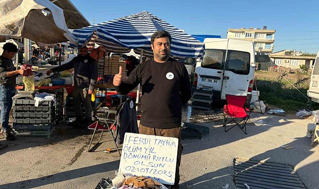 Ferdi Tayfur'un ölüm yıldönümünde lokum ve bisküvi dağıttı