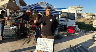 Ferdi Tayfur'un ölüm yıldönümünde lokum ve bisküvi dağıttı