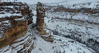 Film ve belgesellerin çekildiği Taşkale köyü kar yağışı sonrası kartpostallık görüntüler oluşturdu