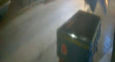 Finike'de hortumun römorku yerinden oynattığı anlar güvenlik kamerasında