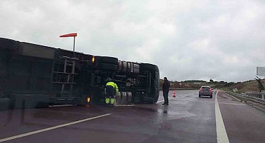 Fırtına otobanda tırı devirdi, sürücü kendi imkanlarıyla böyle çıktı