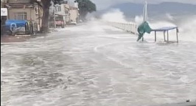 Fırtına sebebiyle kara ile deniz birleşti, tekneler battı