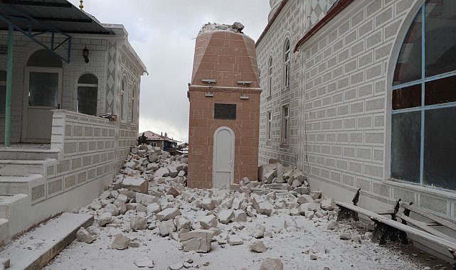 Fırtına Selendi'de yıkıma neden oldu