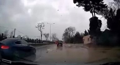 Fırtınanın ağacı devirme anı kamerada