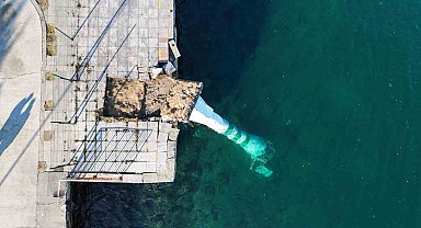 Fırtınanın etkisiyle devrilen deniz feneri havadan görüntülendi