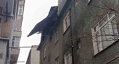 Fırtınanın etkisiyle uçan çatı paniğe yol açtı
