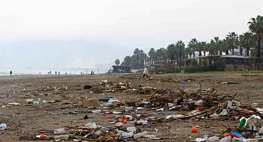 Fırtınayla birlikte dalgaların getirdiği çöpler sahilde toplandı