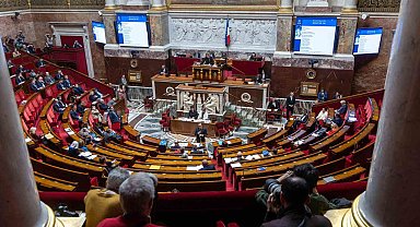 Fransa'da Lecornu hükümetine yönelik iki gensoru önergesi reddedildi