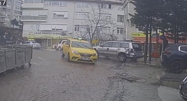 Fren yerine gaza basan sürücünün yaptığı akıl almaz kaza kameraya yansıdı