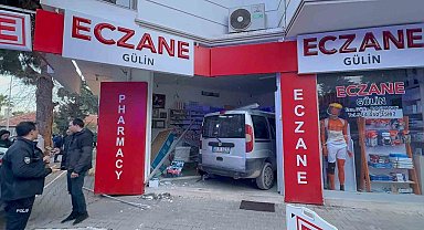 Fren yerine gaza basınca iş yerine daldı