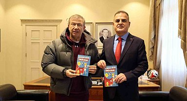 Futbolun efsane ismi Vali Akbıyık'a 'Gerçek Kral Tanju Çolak' kitabını hediye etti