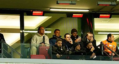 Galatasaray'ın yeni transferi Noa Lang tribünde