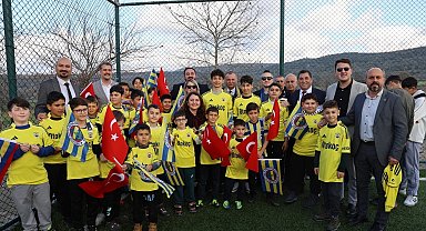Galatasaraylı başkan, Fenerbahçeli çocukları sevindirdi