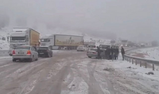 Gaziantep-Araban kara yolunda kar esareti: Çok sayıda araç mahsur kaldı