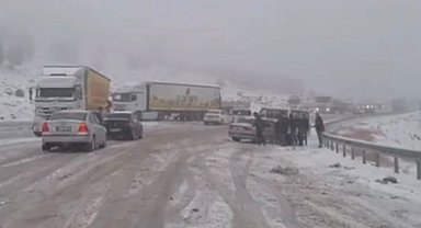 Gaziantep-Araban kara yolunda kar esareti: Çok sayıda araç mahsur kaldı