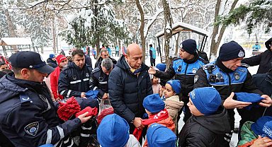 Gaziantep Büyükşehir Belediyesi, çocukların kar sevincine hediyelerle ortak oldu