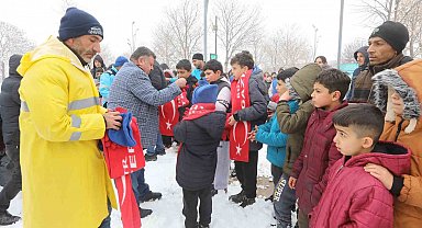 Gaziantep Büyükşehir'den çocuklara kar hediyesi