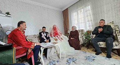 Gaziantep'te aşk kar kış dinlemedi: Gelin ve damat nikah salonuna gidemeyince nikah memuru eve geldi