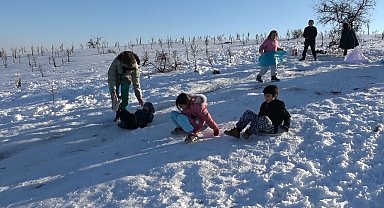 Gaziantep'te çocuklar tepsi, poşet ve leğenlerle kayarak eğlendi