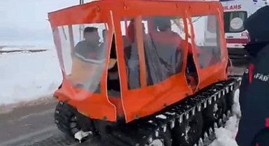 Gaziantep'te düşük riski olan hamile kadın paletli kar aracıyla kurtarıldı