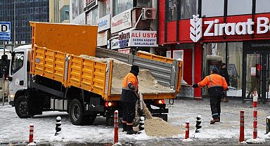Gaziosmanpaşa'da karla mücadele için ekipler 724 sahada
