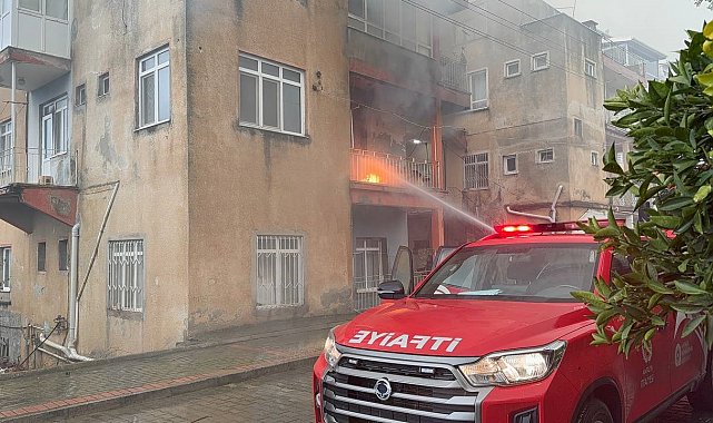 Gazipaşa'da üç katlı evin ikinci katında yangın çıktı