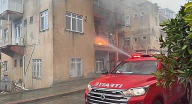 Gazipaşa'da üç katlı evin ikinci katında yangın çıktı