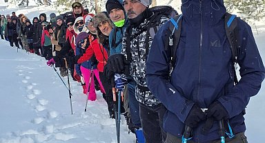 Gediz Murat Dağı Termal ve Kayak Merkezinde kar yürüyüşü